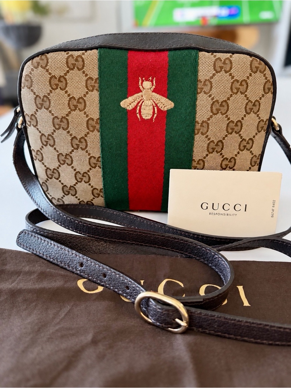 ✨authentic✨ 🐝 Gucci Beige GG Supreme Canvas Crossbody with Green and Red Web